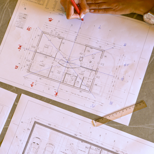 image de mains sur un plan Feng Shui